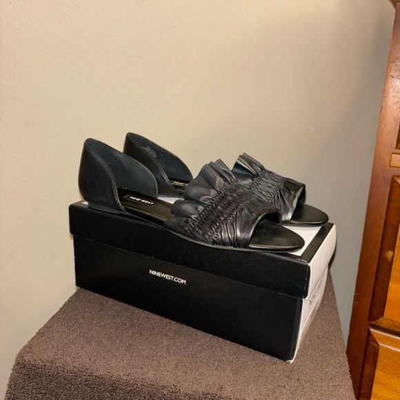 Black leather open toe slip-on flats; very pretty and soft - Picture 8 of 8